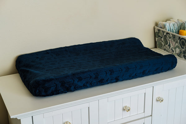 Contoured Changing Pad Cover in Navy Arrows